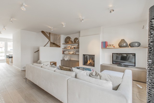 Uitzonderlijk ruim en modern gemeubelde triplex met zonneterras