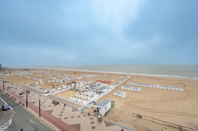 Mooi ongemeubeld appartement met frontaal zeezicht 